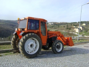 Universal valtra traktr e n ykleyici